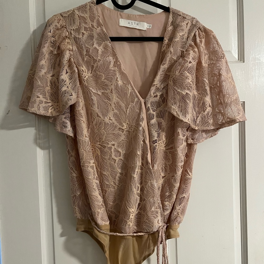 ASTR the label blush floral flutter sleeve bodysuit NWOT